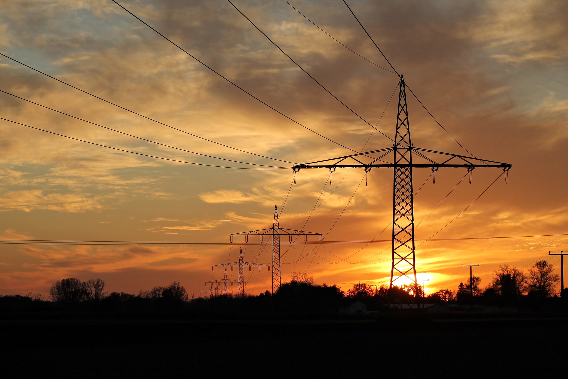 Strommasten im Abendlicht