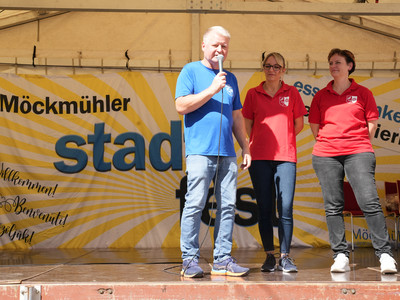 BM Ulrich Stammer würdigt die Organisatorinnen Janina Link (Mitte) und Stadtmanagerin Stefanie Keck