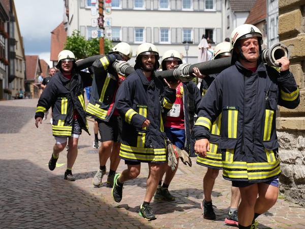 Läufer der FFW Möckmühl - traditionell mit voller Uniform auf den letzten Metern